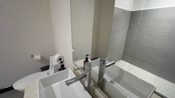 Apartamento deluxe, dos dormitorios con balcon | Bagno | Doccia, set di cortesia gratuito, asciugamani, sapone