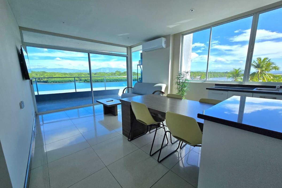 2 Bedroom Panorama | Zona de estar | Televisión de plasma de 32 pulgadas con canales por cable