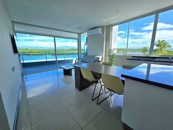 Apartamento deluxe, dos dormitorios con balcon | 起居区 | 32-英寸电视（配备有线频道）