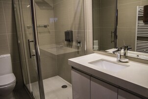 Habitación cuádruple | Baño | Ducha y cabezal de ducha tipo lluvia