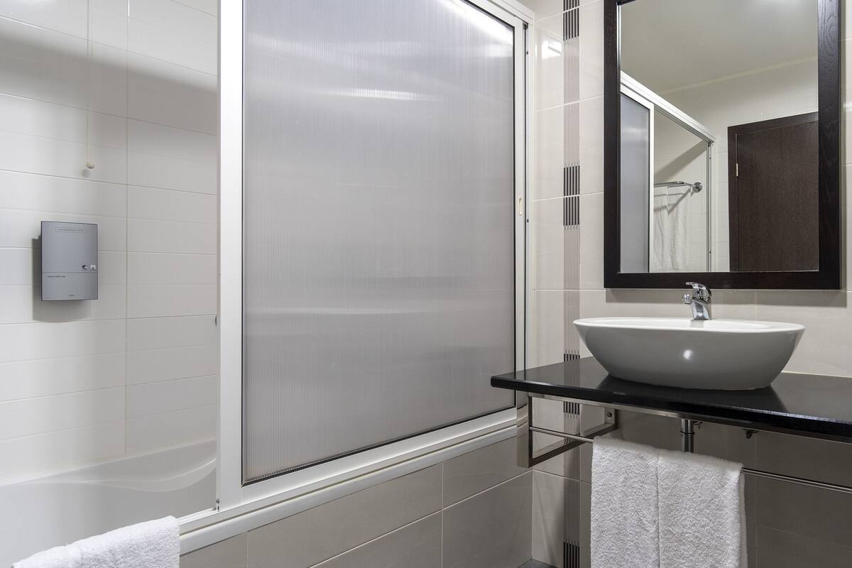 combined shower/bathtub, rainfall showerhead, eco-friendly toiletries