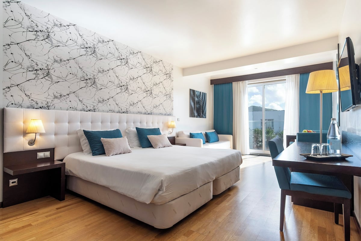 junior suite, garden view | 1 bedroom, minibar, in-room safe, desk