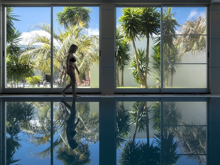 Innendørsbasseng,utendørsbasseng, bassengparasoller og solsenger