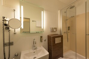 Dusche, Regendusche, kostenlose Toilettenartikel, Haartrockner