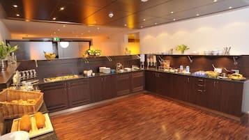 Tägliches Frühstücksbuffet (18.50 EUR pro Person)