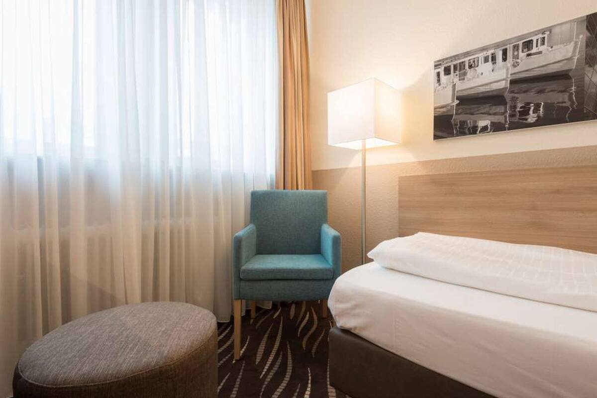 Single Room | Hypo-allergenic bedding, minibar, in-room safe, desk