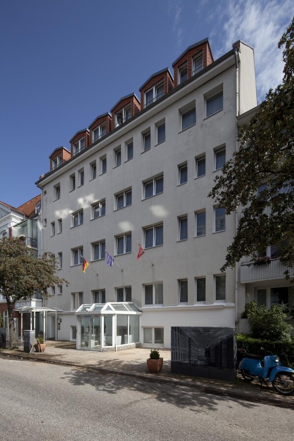 A multi-story hotel with a white facade, multiple balconies, and a glass entrance. - Heikotel - Hotel Stadtpark Residenz (Hamburg)