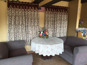 Lobby sitting area - First Western Inn (Fairmont City)