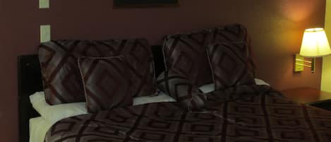 Executive Suite, Smoking | Desk, free WiFi, bed sheets