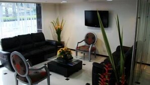 Lobby sitting area - Hotel Galeria Real (Bogotá)