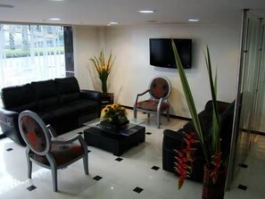 Lobby sitting area - Hotel Galeria Real (Bogotá)
