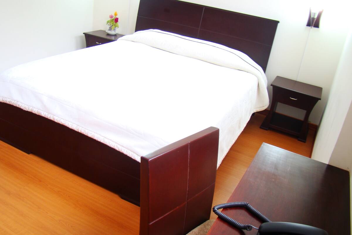 Habitación individual estándar | Caja de seguridad en la habitación y escritorio