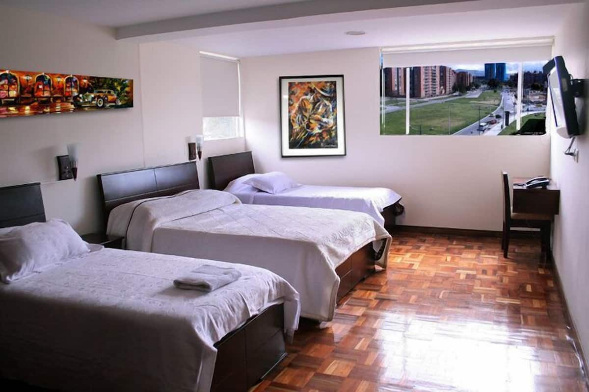 Dreibettzimmer | Zimmersafe, Schreibtisch, Bügeleisen/Bügelbrett, kostenloses WLAN
