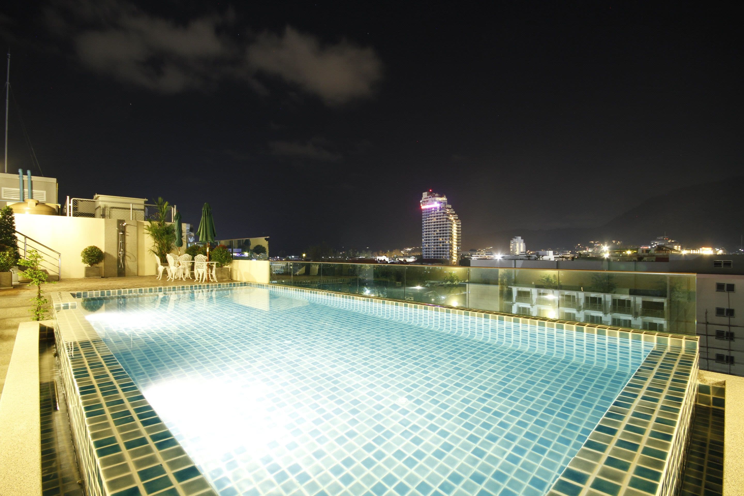 Piscina a l'aire lliure (horari: 11:00-20:00) i gandules 