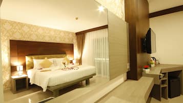 Minibar, caja de seguridad en la habitación y escritorio