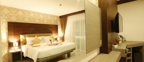 Deluxe tweepersoonskamer | Een minibar, een kluis op de kamer, een bureau, verduisterende gordijnen