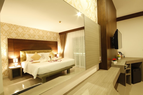 Kamar Double Deluks | Minibar, brankas, meja kerja, dan tirai kedap cahaya