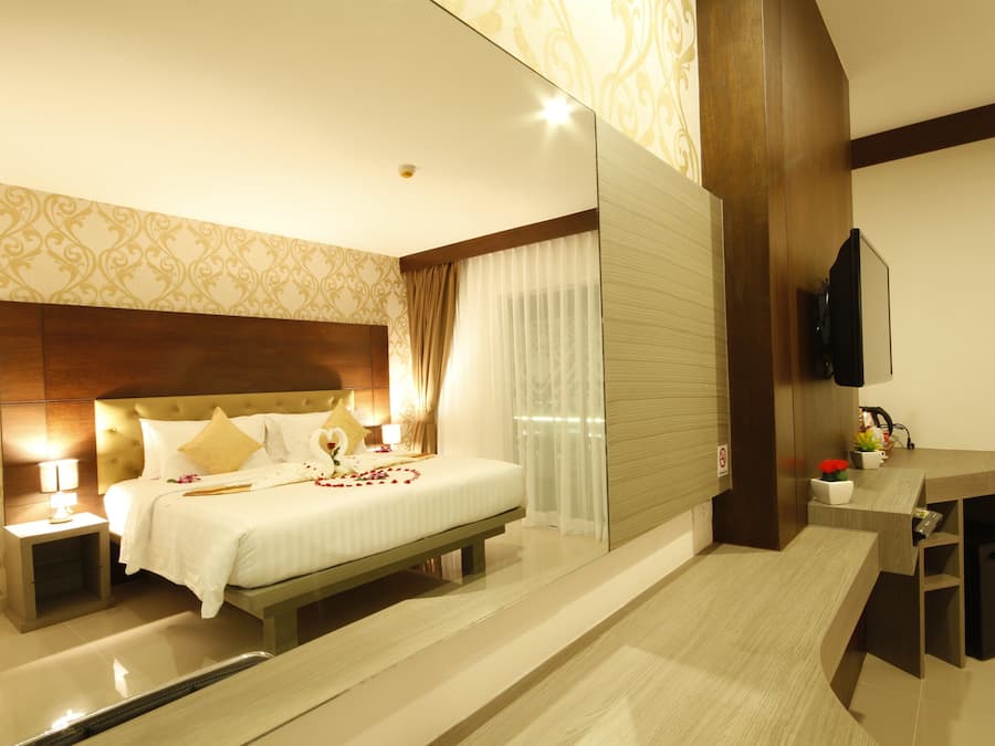 Deluxe Double Room | Minibar, in-room safe, desk, blackout drapes