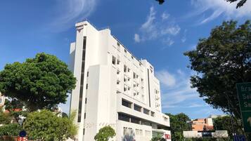 Vista frontal de la propiedad