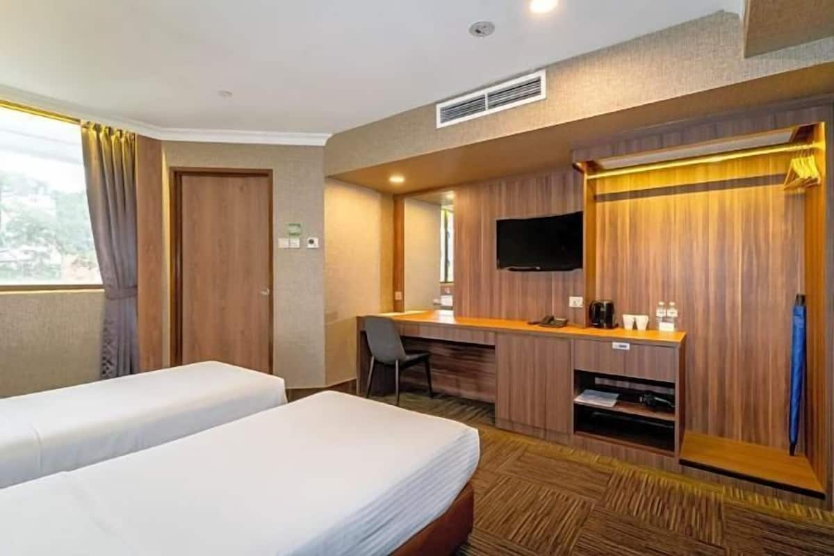 In-room safe, free WiFi, bed sheets