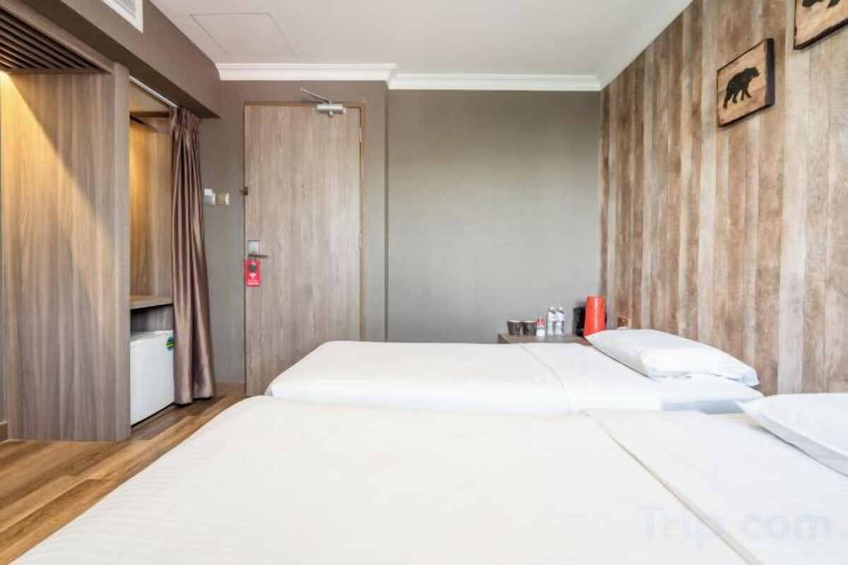 In-room safe, WiFi (free), bed sheets
