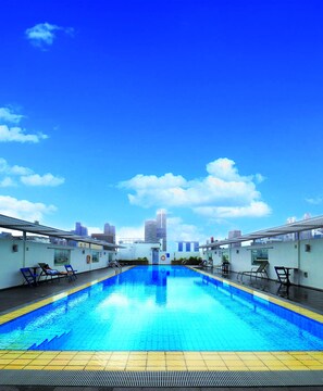 A rooftop swimming pool with a clear view of the city skyline in the background. - Ymca @ One Orchard (Singapore)
