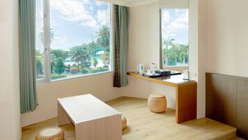 Japanese-Western Style Room | Individually decorated, desk, soundproofing, free WiFi