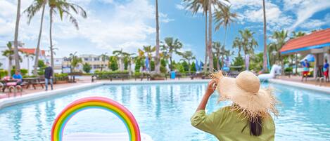 สระว่ายน้ำกลางแจ้ง เปิด 7:30 น. ถึง 17:00 น., เก้าอี้อาบแดดริมสระ