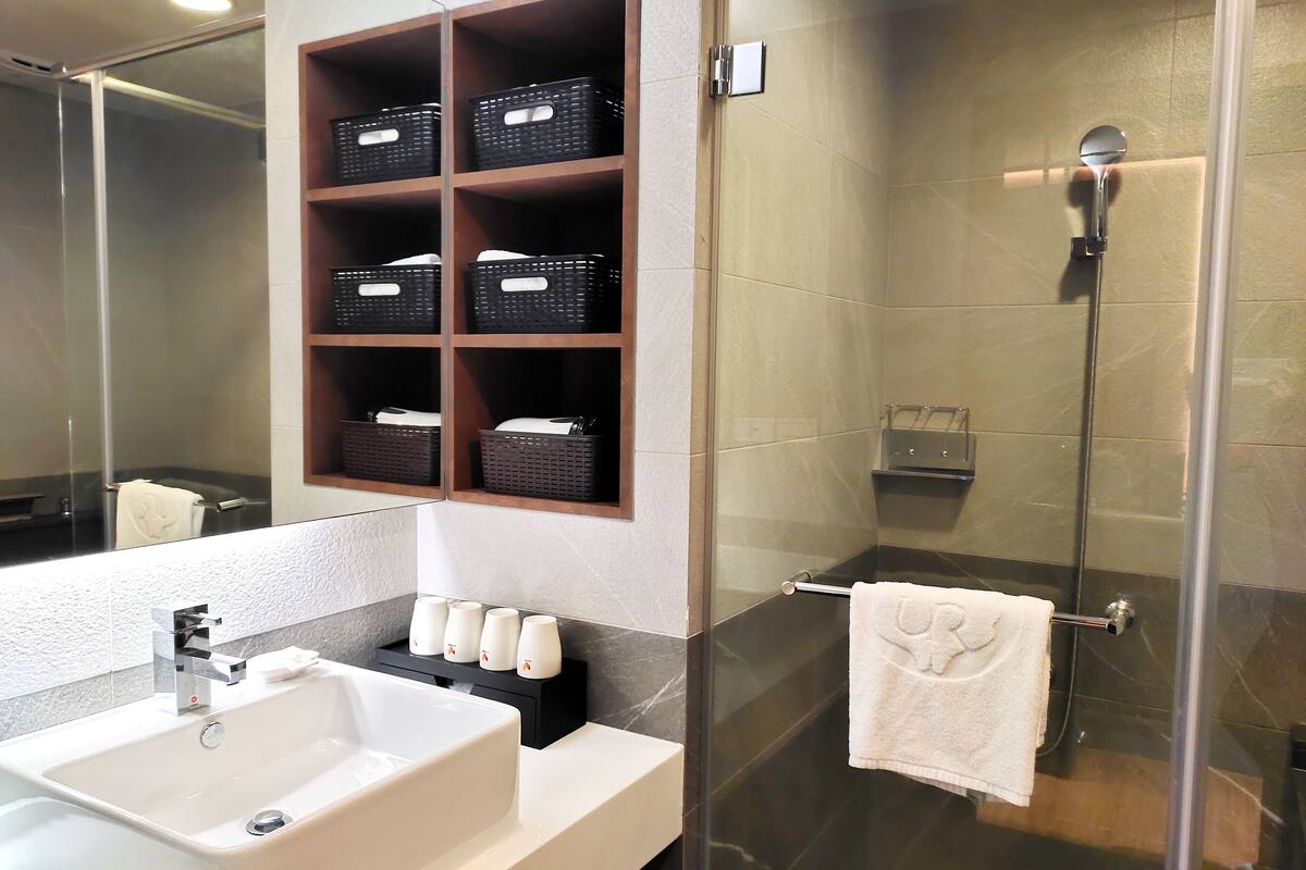 1 bedroom, premium bedding, minibar, in-room safe