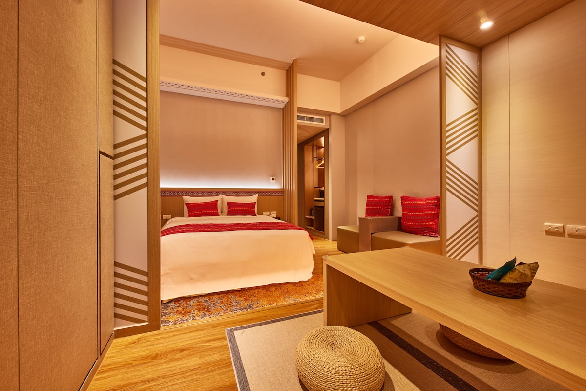 1 bedroom, premium bedding, minibar, in-room safe