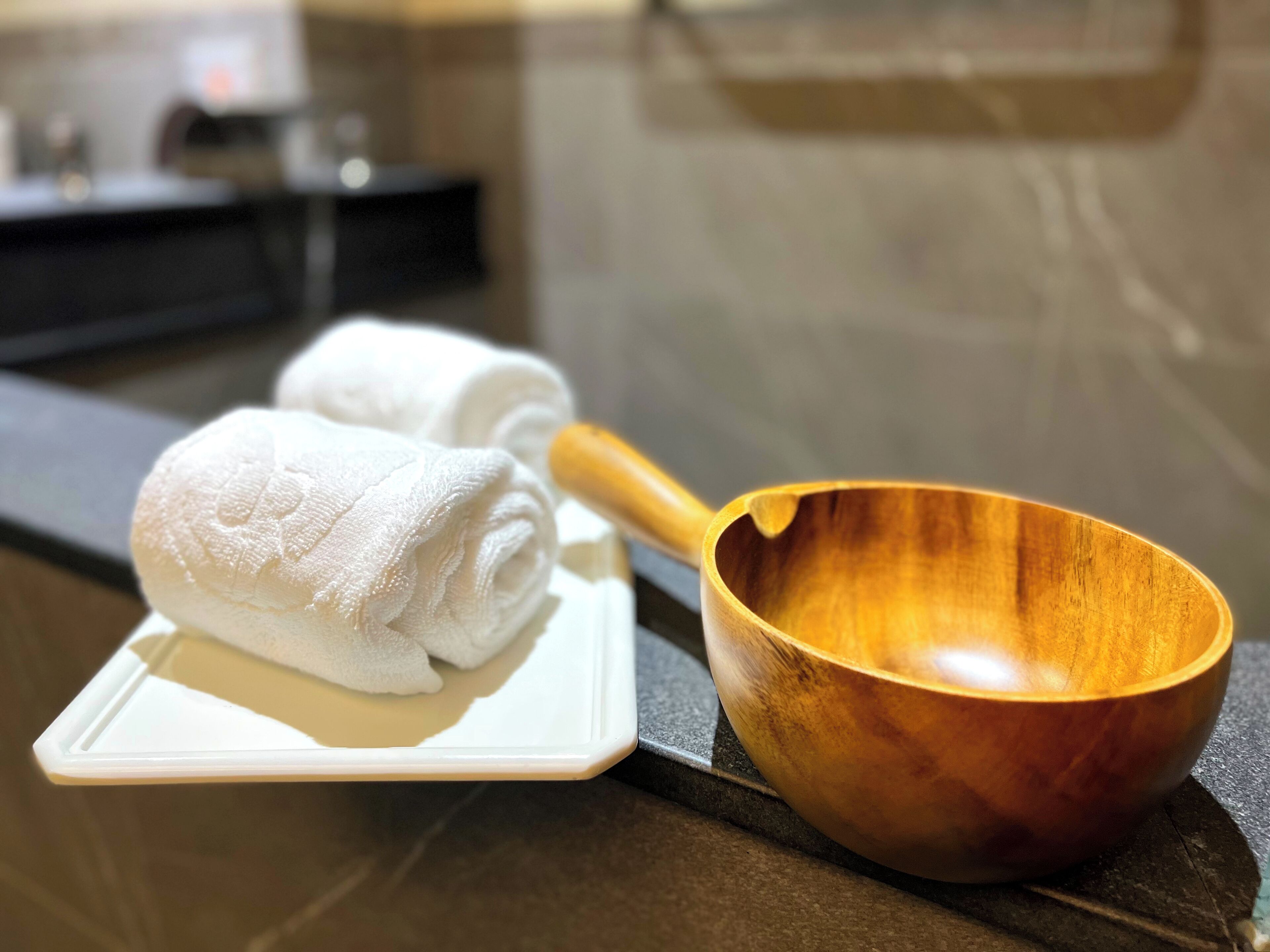 separate bathtub and shower, spring water bathtub, rainfall showerhead