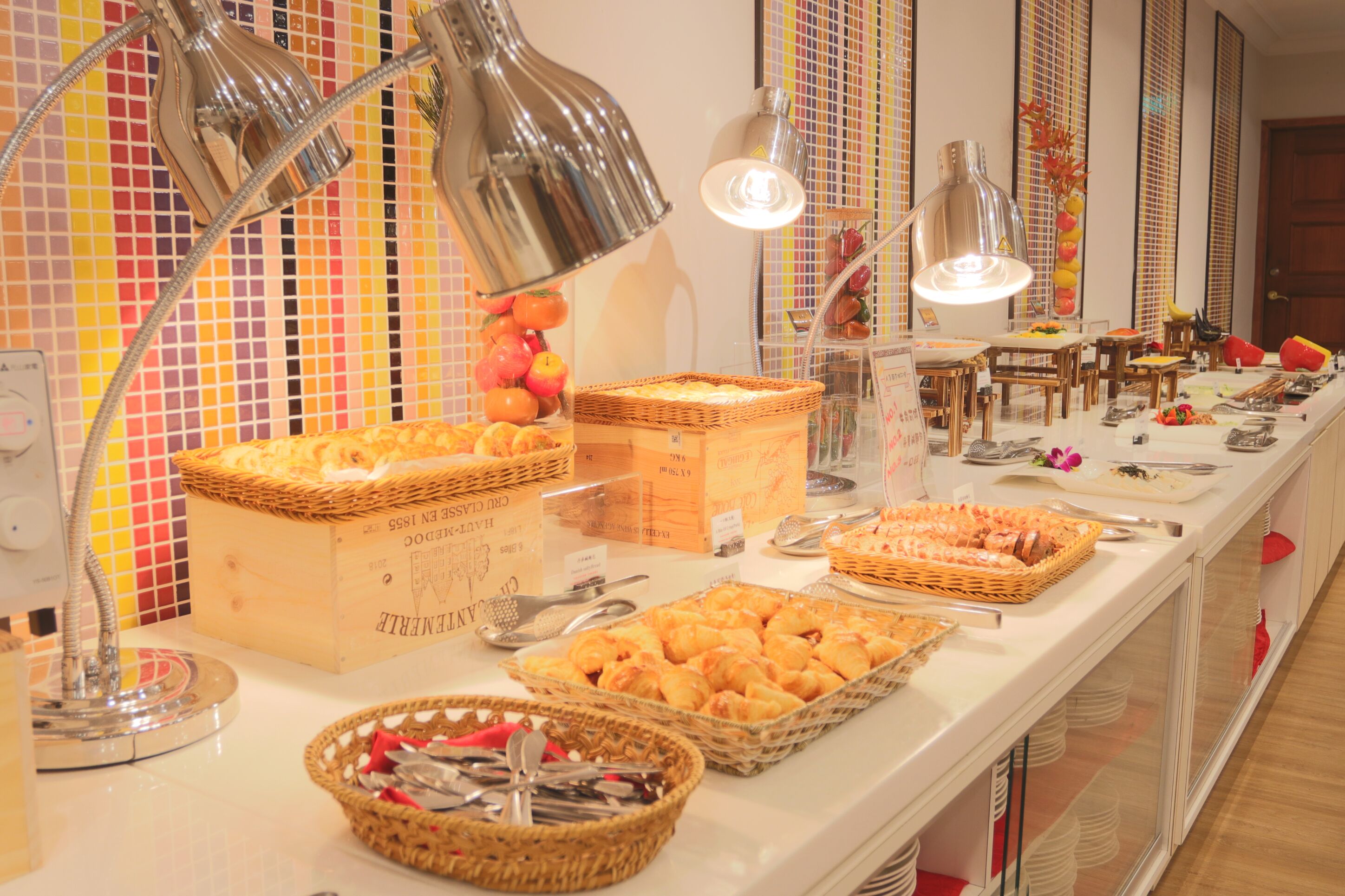 breakfast, lunch and dinner served