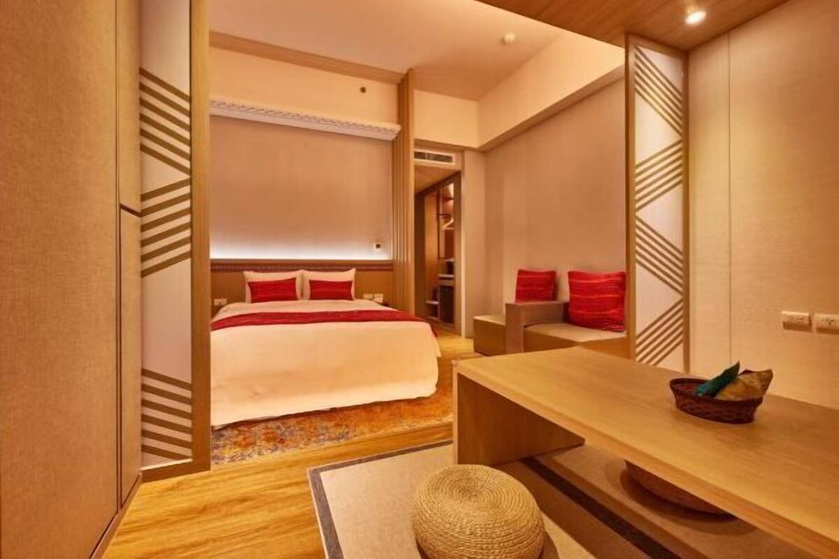 1 bedroom, premium bedding, minibar, in-room safe