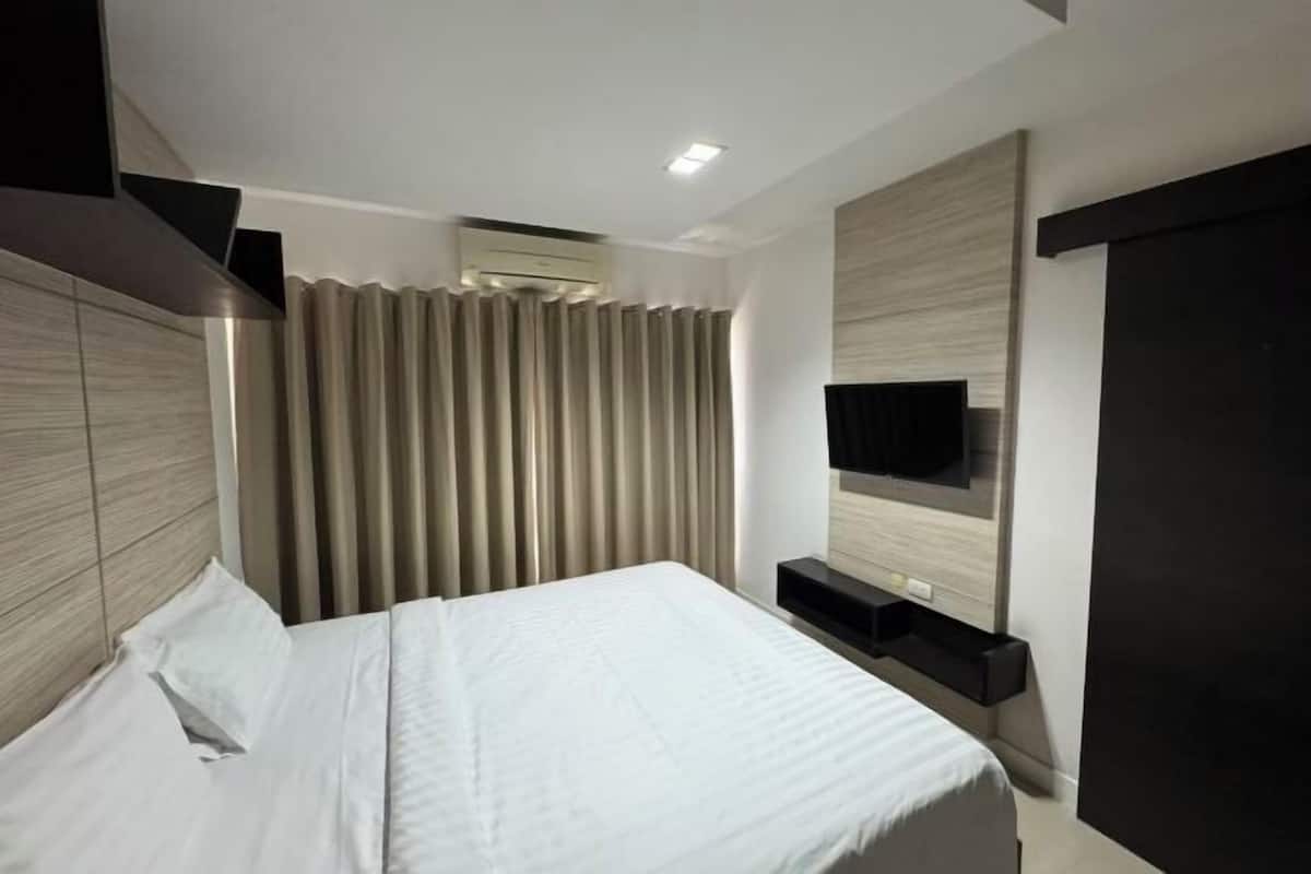 1 bedroom, minibar, desk, free WiFi