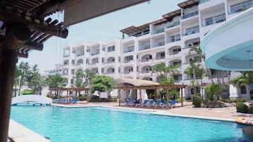 Piscina externa, guarda-sóis, espreguiçadeiras