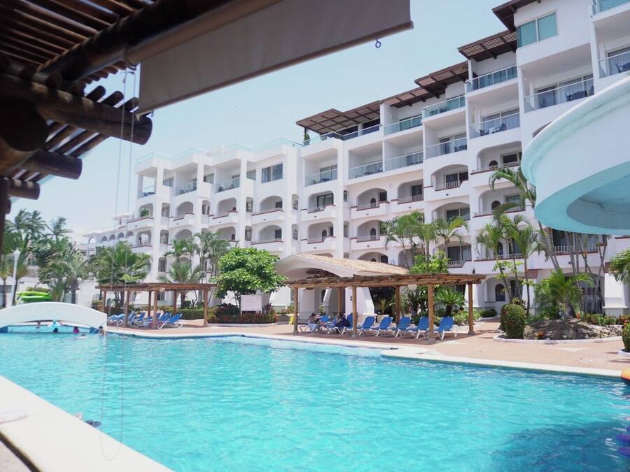 Outdoor pool, pool umbrellas, sun loungers