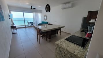 Junior Suite Premium | Private kitchen | Fridge, microwave, coffee/tea maker, cookware/dishes/utensils