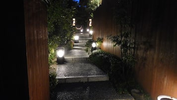 Facciata della struttura - sera/notte