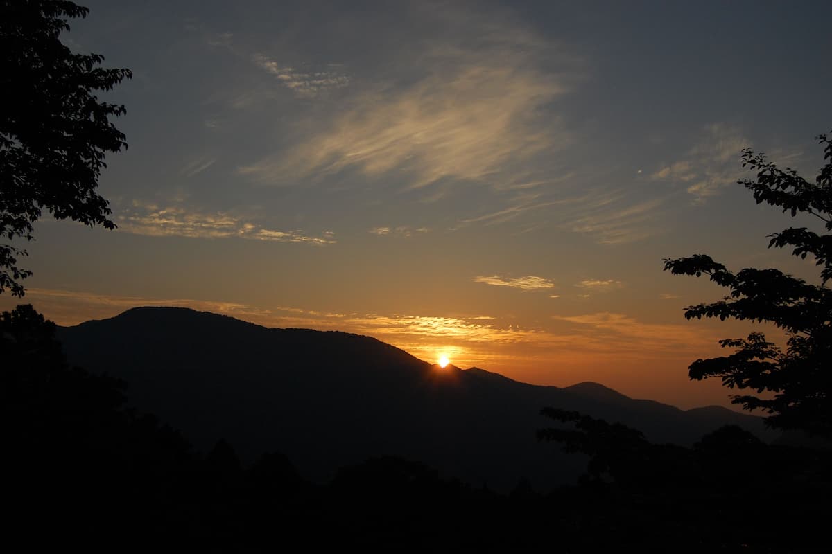 Un paysage de montagne au coucher du soleil.