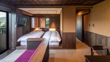 Una camera da letto moderna con due letti, una TV a parete e vista sull'esterno.