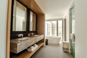 Douche, articles de toilette de luxe, sĂšche-cheveux, peignoirs