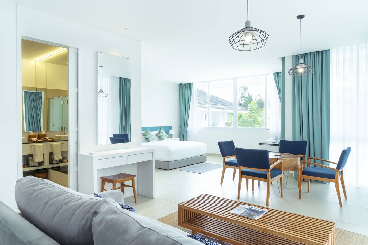Corner Suite | 迷你吧、客房内保险箱、办公桌、遮光窗帘