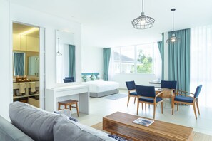 Cove Corner Suite | Minibar, safe på rommet, skrivebord og blendingsgardiner