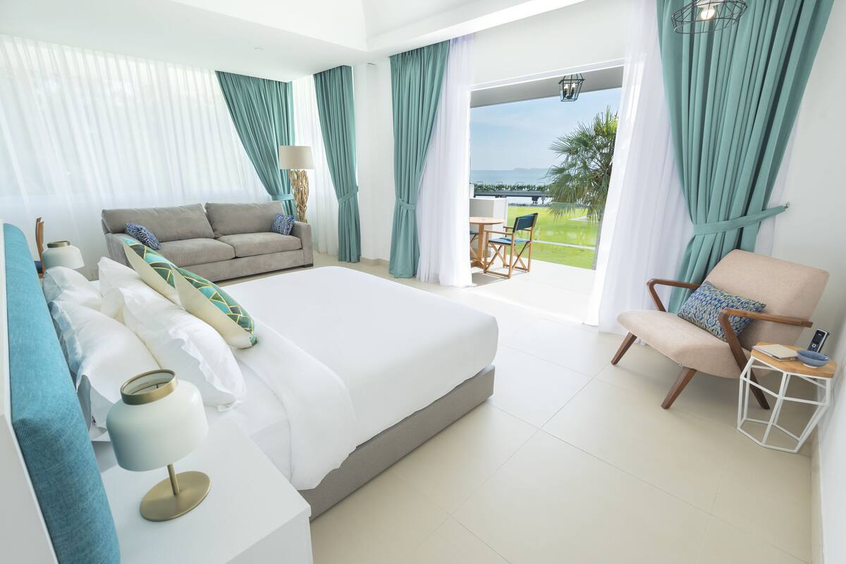 Balcony Suite | 迷你吧、客房内保险箱、办公桌、遮光窗帘