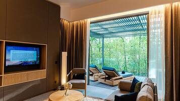 Minibar, coffres-forts dans les chambres, bureau, rideaux occultants