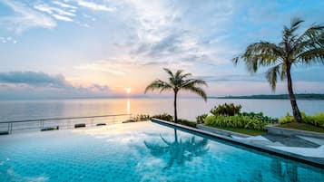 Hồ bơi ngoài trời, mở cửa từ 10:00 đến 19:00, lều miễn phí