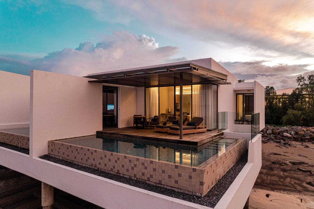 Ocean Pool Villa (King Bed or Twin Bed) | 迷你吧、客房内保险箱、办公桌、遮光窗帘