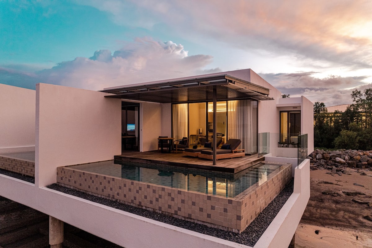 Ocean Pool Villa (King Bed or Twin Bed) | 1 slaapkamer, een minibar, een kluis op de kamer, een bureau