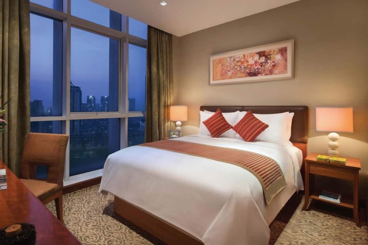 Premium bedding, in-room safe, desk, laptop workspace