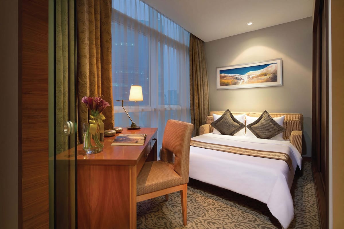 Premium bedding, in-room safe, desk, laptop workspace